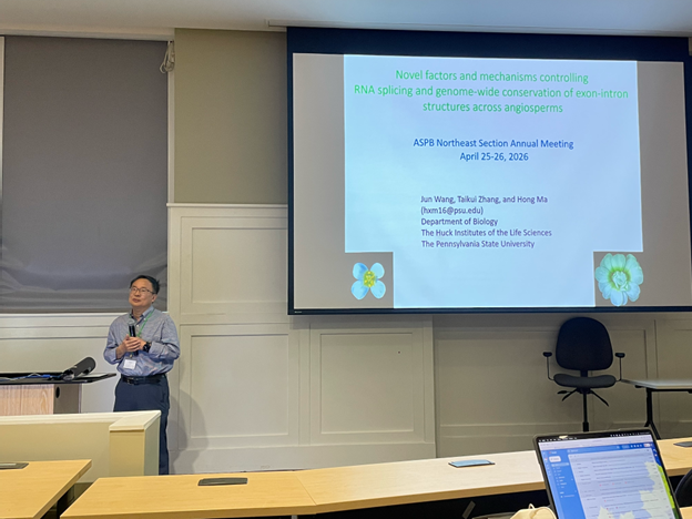 Keynote Speaker and immediate-past President of ASPB, Dr. Hong Ma (The Pennsylvania State University), delivering an enthralling talk on RNA splicing and conserved exon-intron structures across flowering plants.